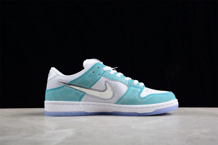April Skateboards x Nk SB Dunk Low FD2562-400