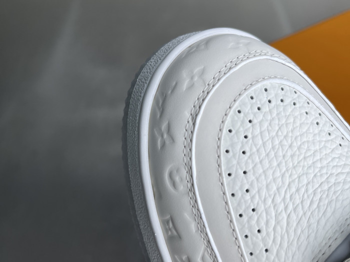 l0*is V*t0n lv trainer lvt-224